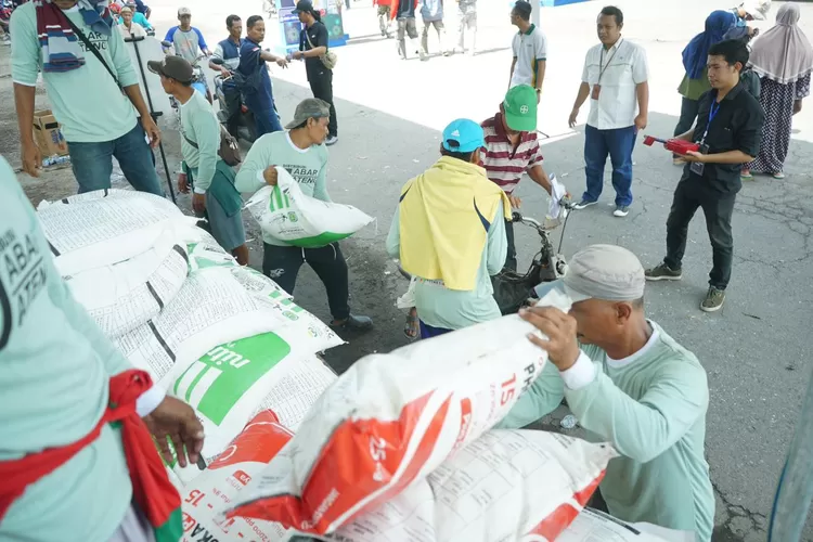 Pembagian pupuk kepada para petani. Pupuk Indonesia punya program penyediaan pupuk bagi petani sampai Februari. (Foto: Dok.)