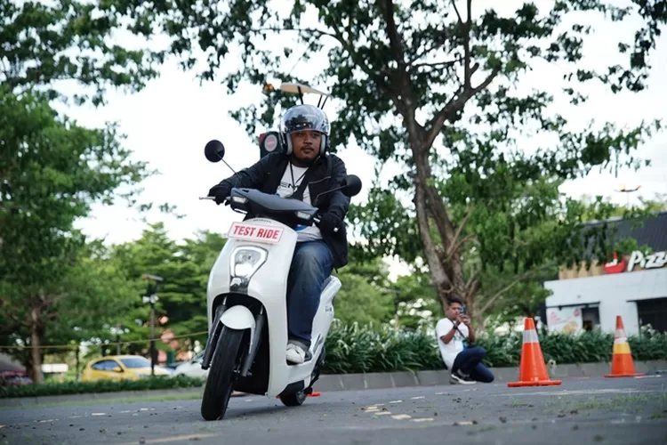 Motor Listrik Honda EM1 e Mengaspal di Jawa Tengah. (arri widiarto.)