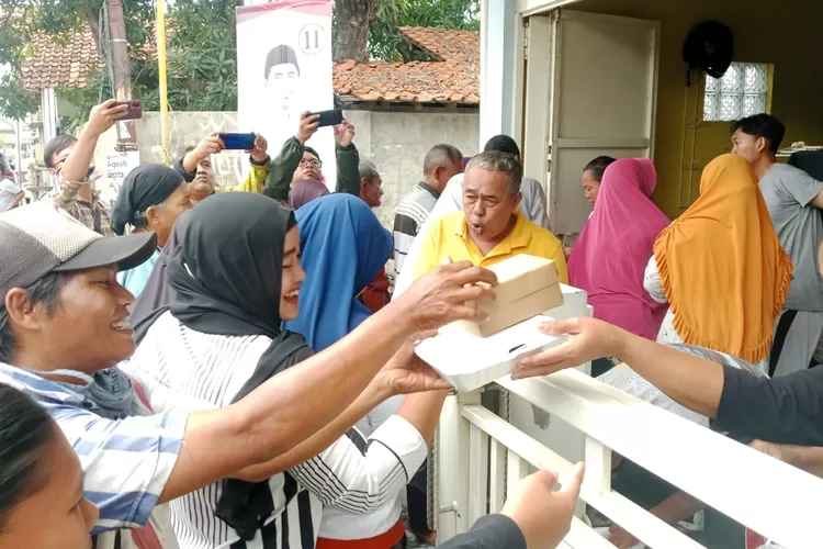 Ketua Tim Kemenangan Daerah Kabupaten Batang Nur Untung Slamet saat membagikan nasi kotak dan makanan ringan ke warga Desa Klidang Lor Kecamatan Batang.  (Foto: Muslihun kontributor Batang.)