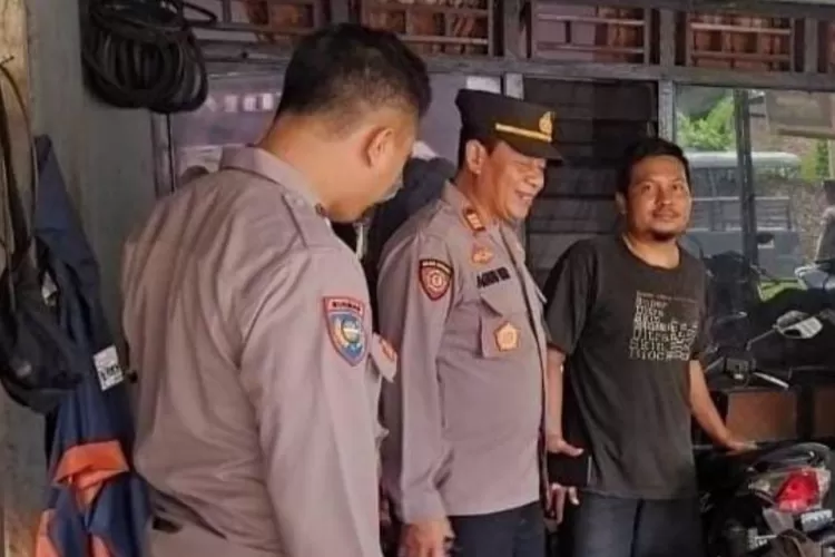 Jajaran Polsek Sukorejo mendatangi bengkel di wilayahnya untuk memberi arahan dan imbauan tidak melayai pemasangan knalpot brong.  ((edi prayitno/kontributor Kendal))
