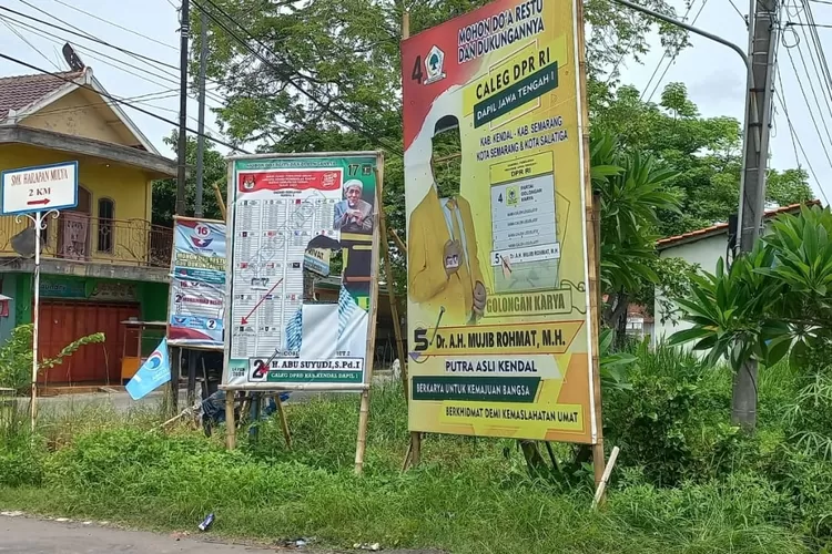 Baliho sejumlah caleg yang dirusak orang tidak dikenal.  (edi prayitno/kontributor Kendal)