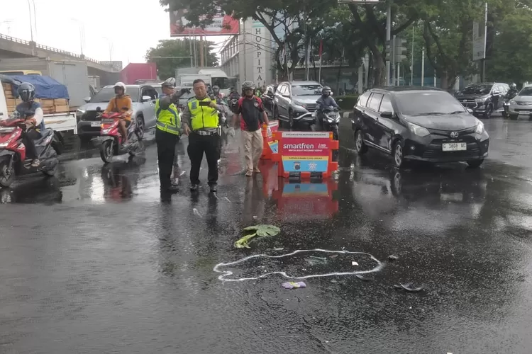 Polisi saat melakukan olah TKP usai kejadian kecelakaan maut Bundaran Kalibanteng Semarang.  (Istimewa)
