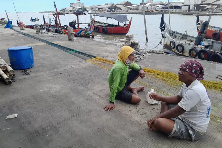 Nelayan di Dermaga Tambak Lorok Semarang memilih tidak melaut karena adanya gelombang tinggi.  ((Ayosemarang.com/ Audrian Firhannusa))