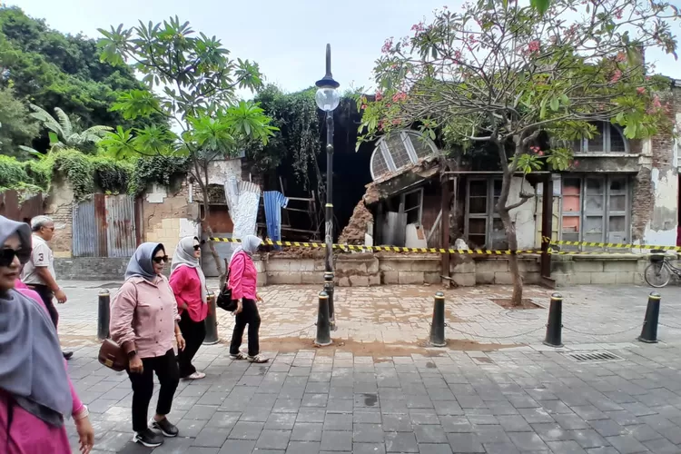 Para wisatawan yang hendak melewati gedung tua di Kota Lama Semarang yang roboh. Gedung ini ternyata tidak bertuan.  ((Ayosemarang.com/ Audrian Firhannusa))