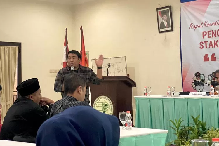 Kordiv Penindakan Pelanggaran Bawaslu Batang Lutfi Dwi Yoga saat sosialisasi pengawasan kampanye dengan Stakeholder dan peserta pemilu di Hotel Dewi Ratih Batang, Kabupaten Batang, Selasa 23 Januari 2024.  (Foto: Muslihun kontributor Batang.)
