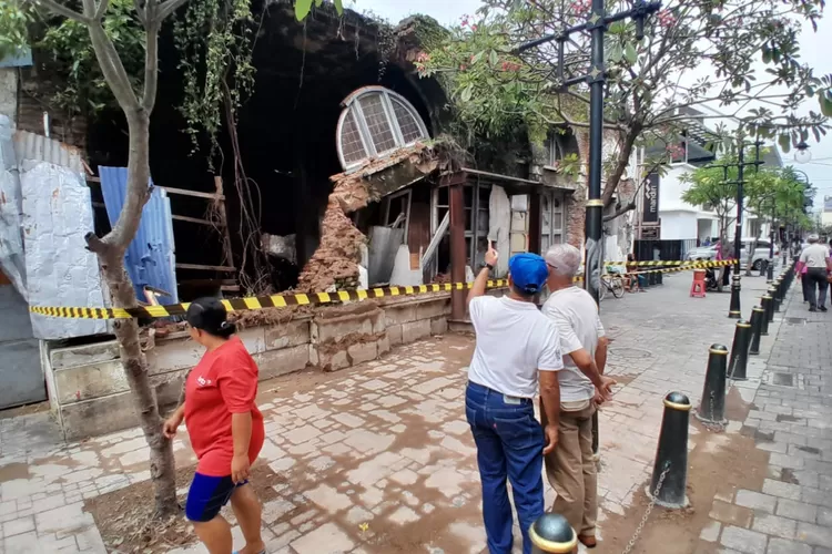 Gedung tua di Kota Lama Semarang yang berada di Jalan Kepodang roboh pada Senin lalu karena hujan disertai petir. (Ayosemarang.com/ Audrian Firhannusa)