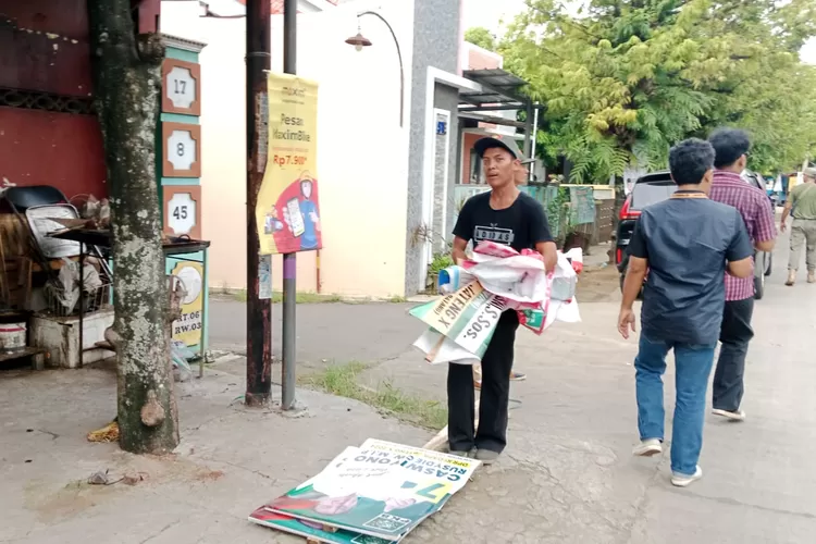 Penertiban AOK oleh Bawaslu, Satpol PP, Dishub Batang, dan Polres pada tanggal 15 Januari.  (Foto: Muslihun kontributor Batang.)