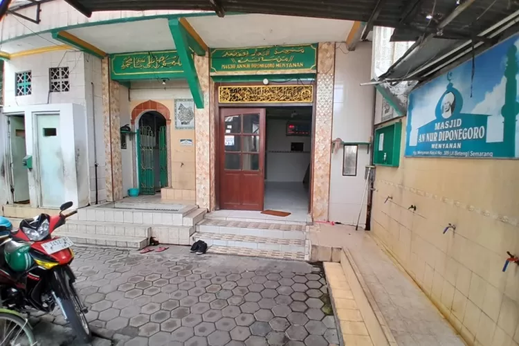 Masjid An Nur Diponegoro di tengah Pecinan Semarang yang pernah jadi tempat bersembunyi Pangeran Diponegoro.  (Ayosemarang.com/ Audrian Firhannusa)