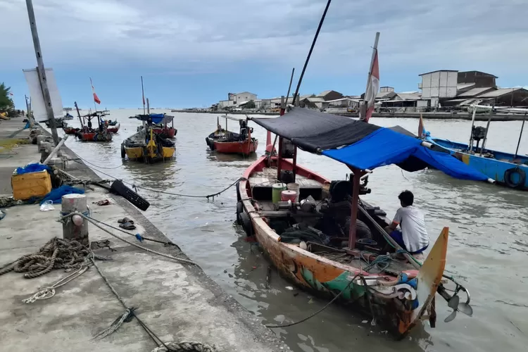 Nelayan di Dermaga Tambak Lorok Semarang tidak melaut karena ancaman gelombang tinggi. BMKG pun membenarkan ancaman tersebut.  ((Ayosemarang.com/ Audrian Firhannusa))