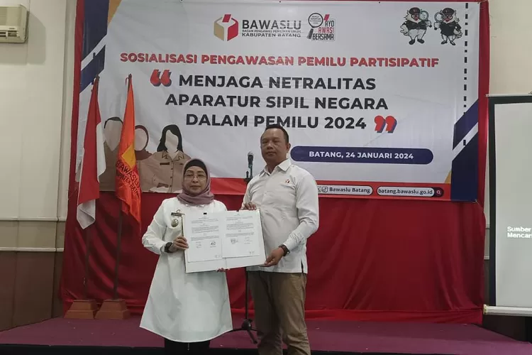 Penjabat (Pj) Bupati Batang, Lani Dwi Rejeki dan Ketua Bawaslu Batang, Mahbrur menunjukan MoU kerjasama/ Muslihun kontributor Batang.