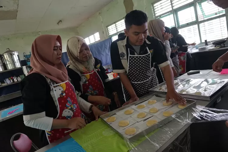Balai Latihan Kerja Batang (BLK) menjalankan pelatihan bagi belasan peserta dalam seni membuat kue Lebaran secara gratis.  (Foto: Muslihun kontributor Batang.)