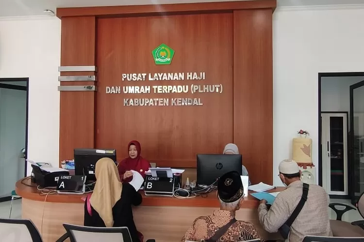Calhaj mengurus pelunasan haji 2024 di Kantor Kemenag Kendal. (Edi Prayitno/ kontributor Kendal)