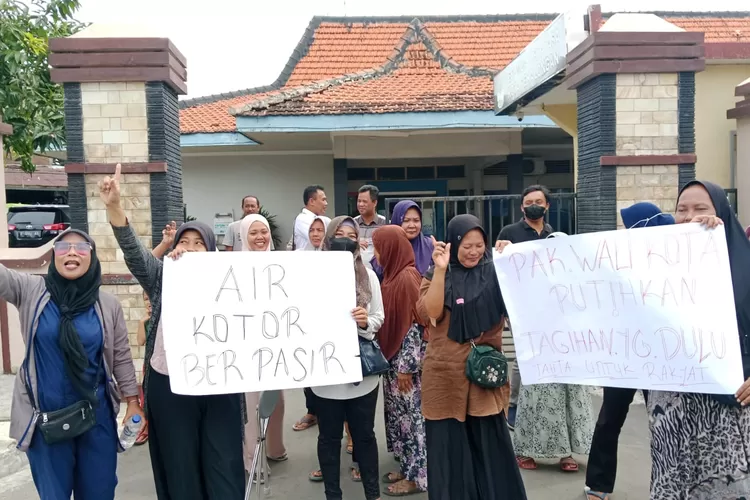 Puluhan emak - emak melakukan aksi protes di Kantor PDAM Tirtayasa pada Rabu, 24 Januari 2024. (Muslihun kontributor Batang)