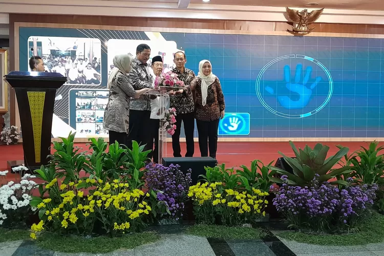 PJ Gubernur Jateng Nana Sudjana dan beberapa pejabat saat meluncurkan Program Internet Desa 2024.  (Ayosemarang.com/ Audrian Firhannusa)