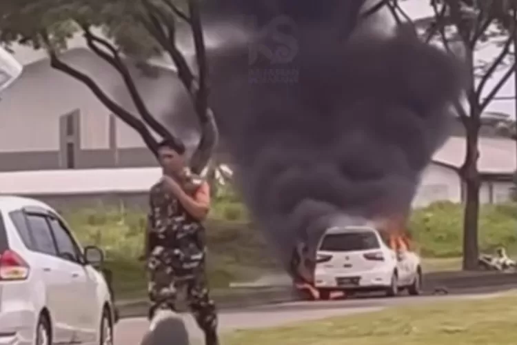 Kebakaran mobil di BSB Semarang siang tadi.  (InfoKejadianSemarang)