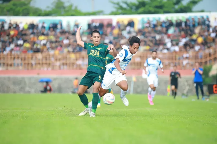 Pemain PSIS Semarang Haykal Alhafiz saat berduel dengan pemain Persip Pekalongan. Di ujicoba ini PSIS memang tipis 2-1.  (PSIS)