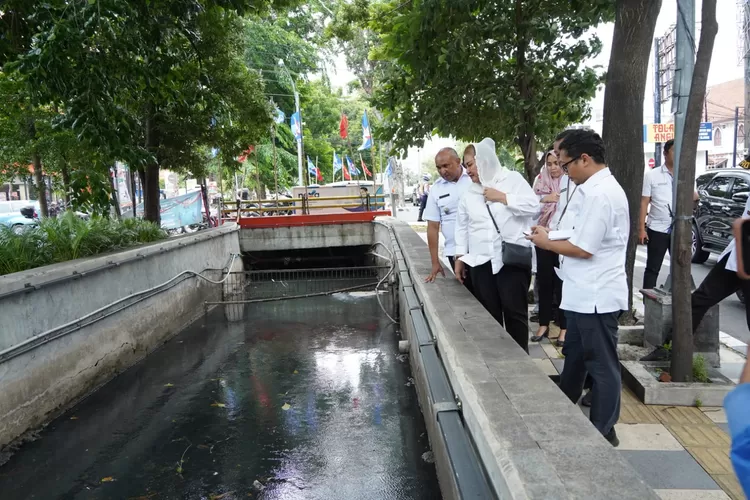 Wali Kota Semarang Hevearita Gunaryanti Rahayu saat mengecek Taman Kampung Kali.  ((Humas Pemkot))