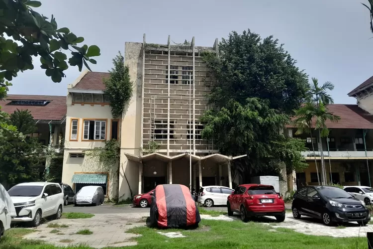 Eks Hotel Dibya Puri Semarang yang mangkrak dan belum direvitalisasi.  ((Ayosemarang.com/ Audrian Firhannusa))