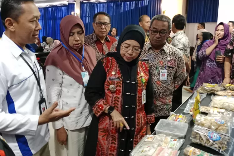 Penjabat (Pj) Bupati Batang Lanj Dwi Rejeki saat meninjau hasil olahan pelarihan pengembangan kapasitas SDM dan uji sertifikasi kompetensi di bidang pengolahan hasil perikanan di Kabupaten Batang.