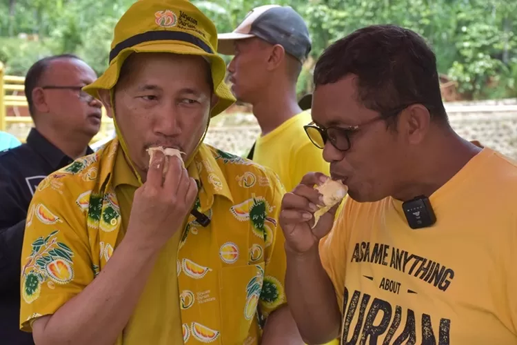 Foto bersama para juara di Festival Durian di Tegalombo. (istimewa)