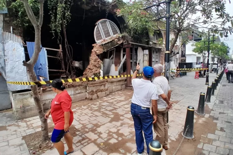 Wisatawan saat melihat gedung tua Butterworth yang ambruk di Jalan Kepodang Kota Lama Semarang. Gedung ini punya sejarah panjang.  (Ayosemarang.com/ Audrian Firhannusa)