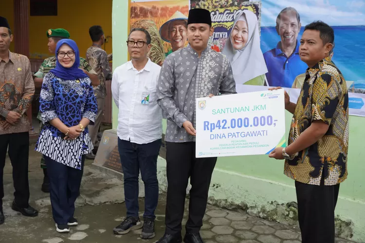 Bupati Kendal memberikan santunan dari BPJS ketenagakerjaan Jumat 26 Januari 2024.  (Edi Prayitno/ kontributor Kendal)