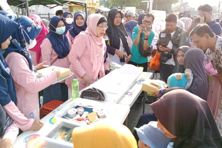 Penjabat Bupati Batanb Lani Dwi Rejeki saat monitoring kegiatan konseling gizi dan membagikan makanan pendamping kepada pengunjung Car Free Day (CFD) di Alun-Alun Batang pada Minggu, 28 Januari 2024.  (Foto: Muslihun kontributor Batang.)