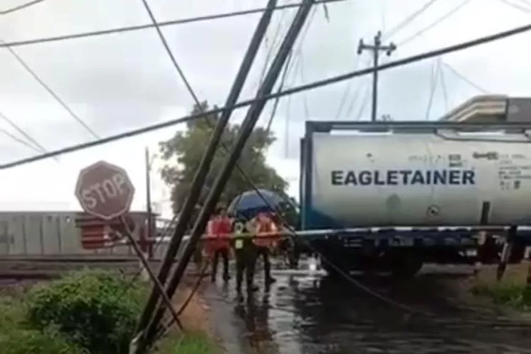 Gerbong KA Barang 2510 saat berhenti sejenak di kilometer 78+800 antara Stasiun Batang dan Pekalongan, dekat perlintasan sebidang JPL nomor 88.  (tangkap layar.)