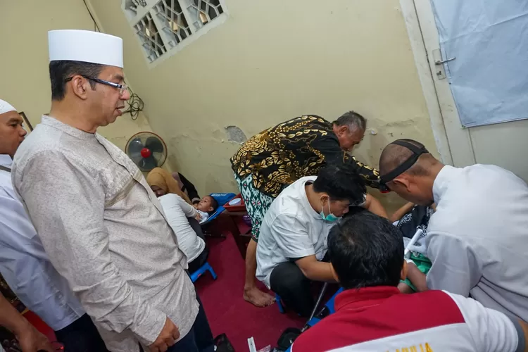 Rizal Bawazier, seorang Anggota Dewan Pakar DPP PKS dan Calon Anggota DPR RI dari Dapil X Jawa Tengah, saatbmendamoing anak yang di khitan.  (Foto: Muslihun kontributor Batang.)