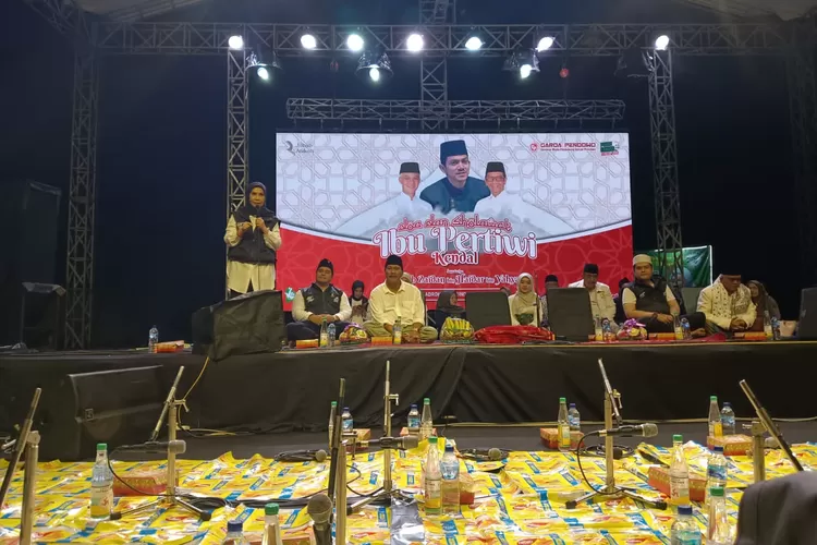 Doa bersama dan sholawat di lapangan Curugsewu Patean Sabtu 27 Januari 2024.  ((Edi Prayitno/ kontributor Kendal))