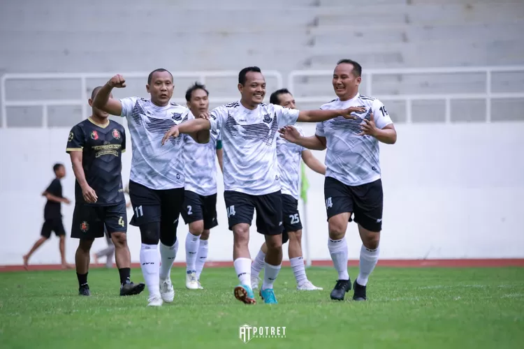 Para pemain DTT FC saat merayakan gol pada laga final DTT Cup melawan DREGS FC.  ((Istimewa))