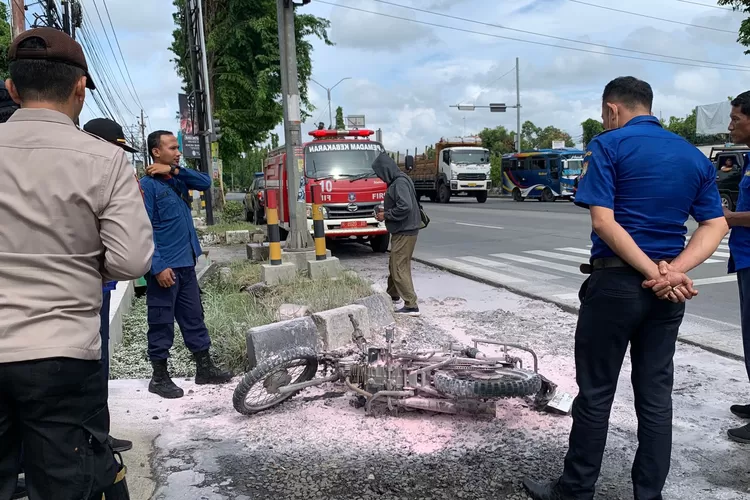 Sepeda motor yang terbakar berhasil dipadamkan.  ((Edi Prayitno/kontributor Kendal))