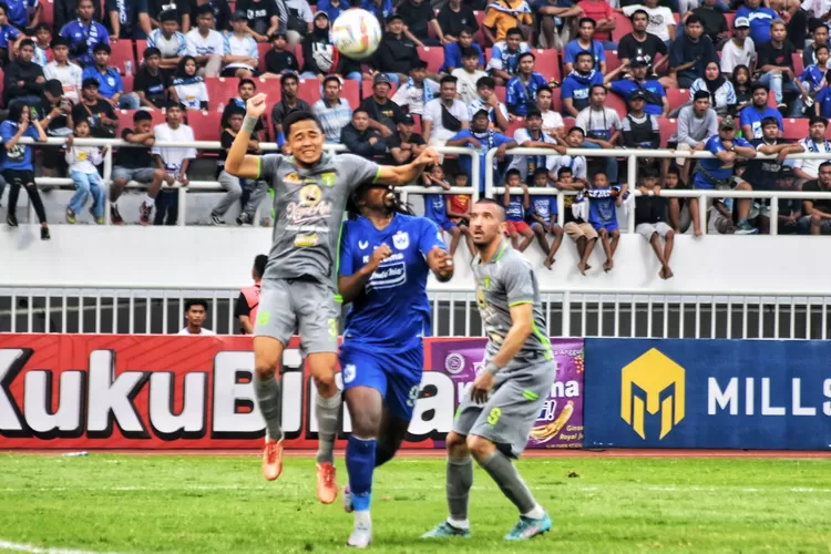 Carlos Fortes, pemain PSIS Semarang saat berduel dengan pemain Persebaya di Stadion Jatidiri. PSIS besok akan bertandang ke kandang Persebaya.  ((Ayosemarang.com/ Audrian Firhannusa))