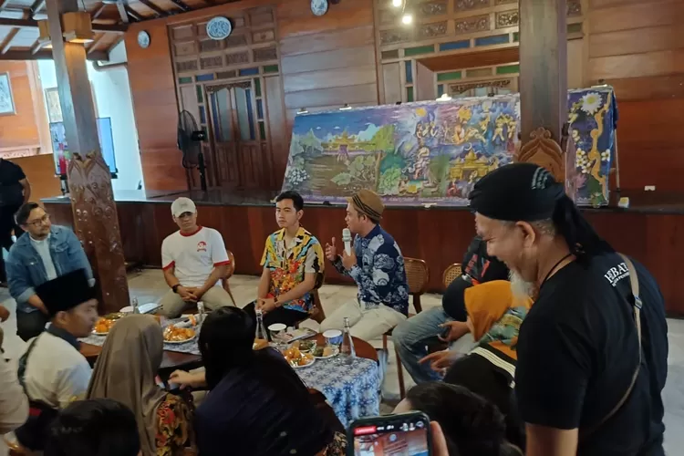 Cawapres nomor 2 Gibran Rakabuming Raka mengunjungi DP Terrace di Kota Pekalongan.  (Foto : Muslihun kontributor Batang.)