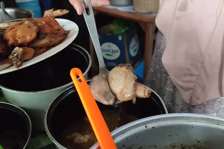 Torpedo sapi di Warung Mak Mi Semarang yang sudah berjualan sejak 1960.  (Ayosemarang.com/ Audrian Firhannusa)