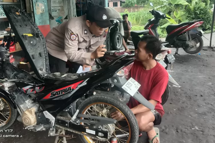 Anggota Polsek Patebon memberikan imbauan kepada pemilik bengkel di wilayahnya.  (edi prayitno/kontributor Kendal)