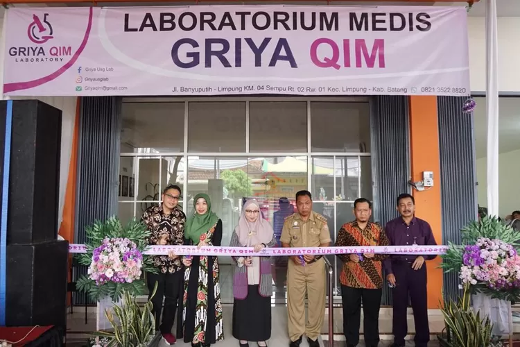 Pemotongan pita sebagai simbol resmi pembukaan Laboratorium Medis Pratama Griya QIM.  (Istimewa)