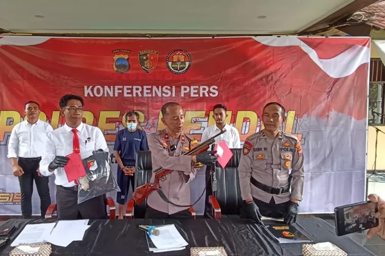 Polisi menunjukan senapan angin yang digunakan pelaku menembak korban hingga tewas.  (edi prayitno/kontributor Kendal)