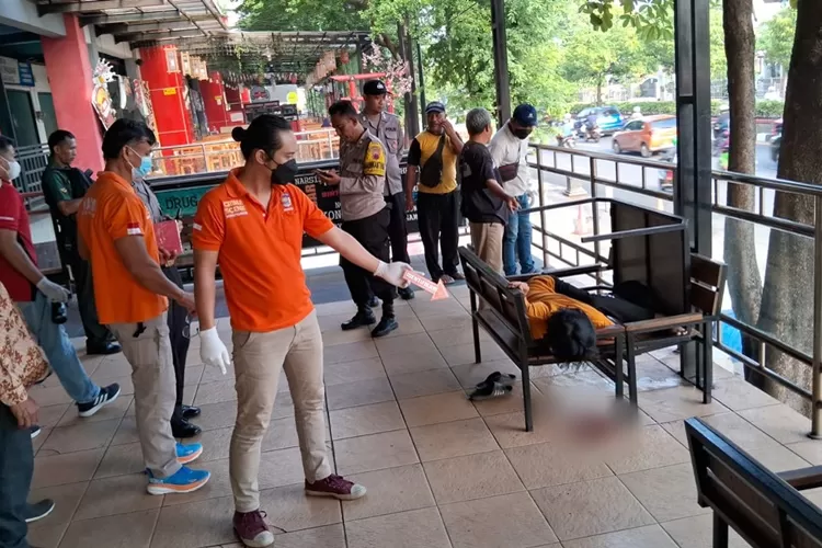 Polisi saat melakukan olah tkp di Pasar Bulu Semarang terhadap seorang pria yang meninggal secara tak wajar.  (Istimewa)