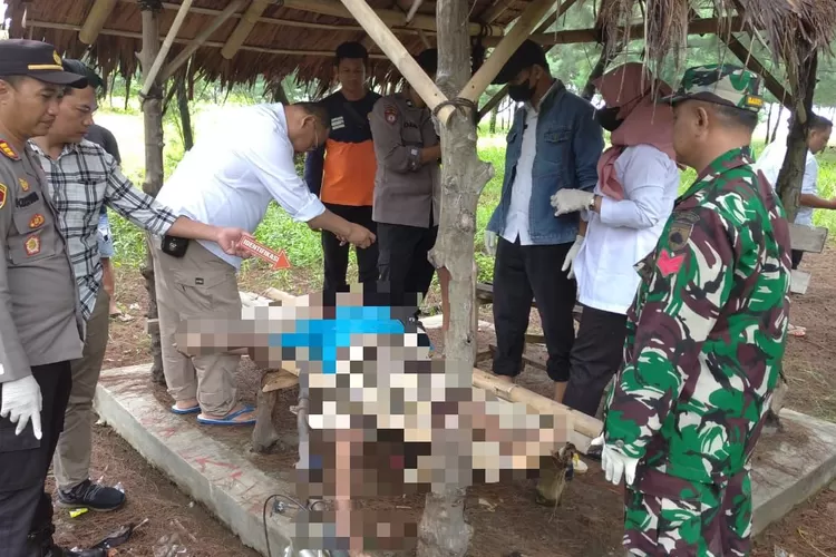 Polisi memeriksa kondisi mayat yang ditemukan tergeletak di gubug di Pantai Muara Kencan Rabu 31 januari 2024.  ((edi prayitno/kontributor Kendal))