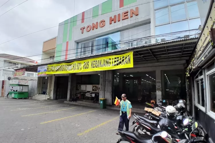 Toko legendaris Toko Tong Hien Semarang gulung tikar setelah bertahun-tahun berdiri.  (Ayosemarang.com/ Audrian Firhannusa)