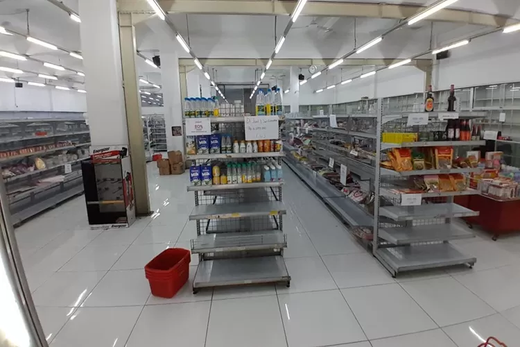 Bagian dalam Toko Tong Hien yang sudah lengang karena hendak gulung tikar. Masyarakat banyak punya kenangan manis. (Ayosemarang.com/ Audrian Firhannusa)