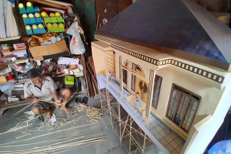 Pembuatan Rumah Arwah di Pecinan Semarang. Ada mitos yang melingkupi Rumah Arwah ini. (Ayosemarang.com/ Audrian Firhannusa)