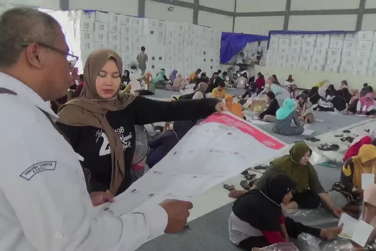 Proses sortir dan pelipatan surat suara yang dilakukan di gudang KPU Kendal di Islamic center Bugangin. (Edi Prayitno/kontributor Kendal)