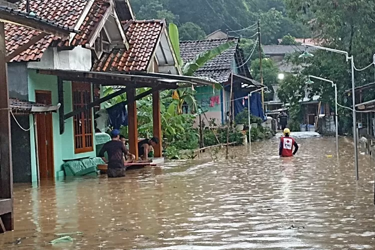 Banjir di Desa Protomulyo Kaliwungu Sabtu 3 Januari 2024 akibat luapan Sungai Aji.  (Edi Prayitno/kontributor Kendal)
