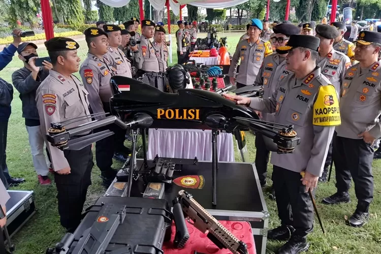 Kabarhakam Polri Komjen Fadil Imran saat mengecek drone penembak gas air mata untuk pengamanan pemilu 2024.  (Ayosemarang.com/ Audrian Firhannusa)
