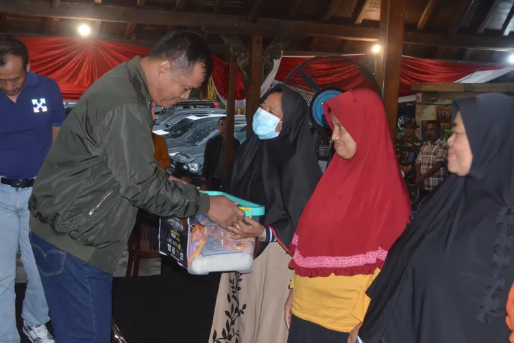 Pangdam IV Diponegoro membagikan bantuan sembako ke warga di Kecamatan Limbangan, Kabupaten Kendal  (Edi Prayitno/kontributor Kendal)