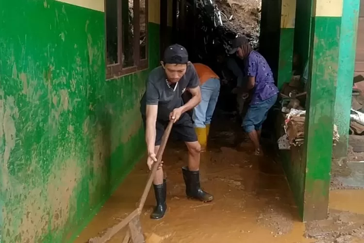 Pembersihan matrial longsor di MI Salafiah Desa Winduaji, Kecamatan Paninggaran, Kabupaten Pekalongan, Jawa Tengah.  (Muslihun Kontributor Batang)