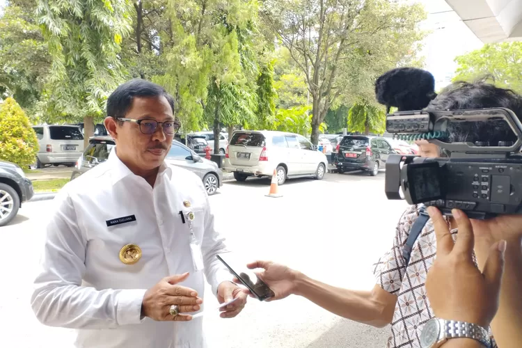PJ Gubernur Jateng Nana Sudjana mengirimkan bantuan logistik dan melakukan langkah evakuais terhadap banjir di Grobogan.  (Humas Jateng)