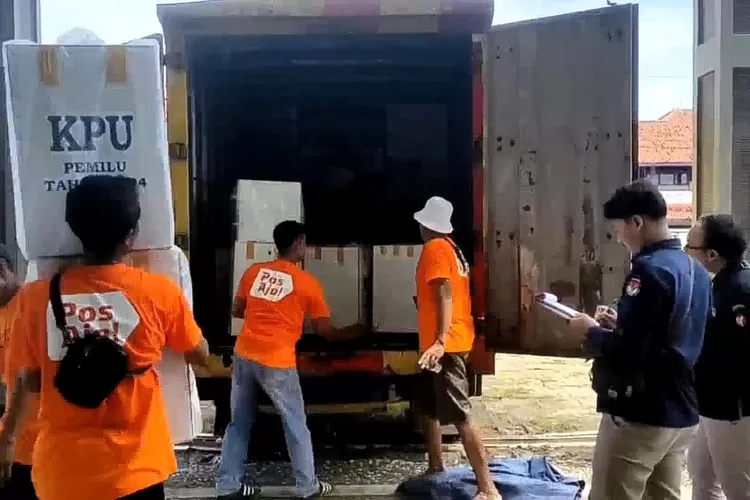 Logistik Pemilu mulai didistribusikan ke kecamatan, Selasa 6 Februari 2024.  (Edi Prayitno/ kontributor Kendal)